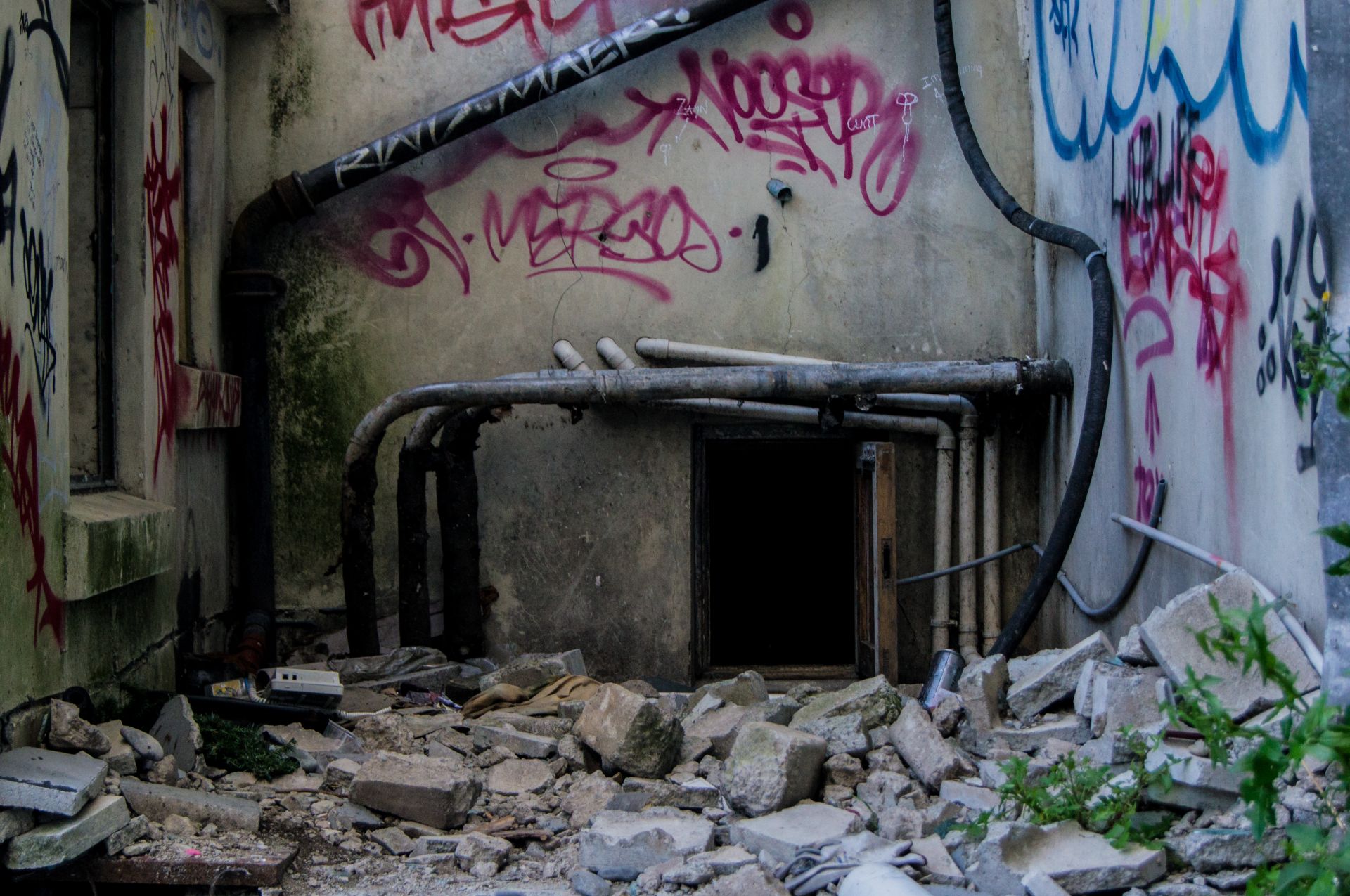 Im desperate to know whats inside that door...